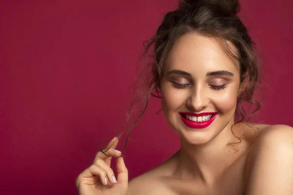 Schattige Brunette Model Met Een Vlekkeloze Huid Creatieve Kleurrijke Make — Stockfoto