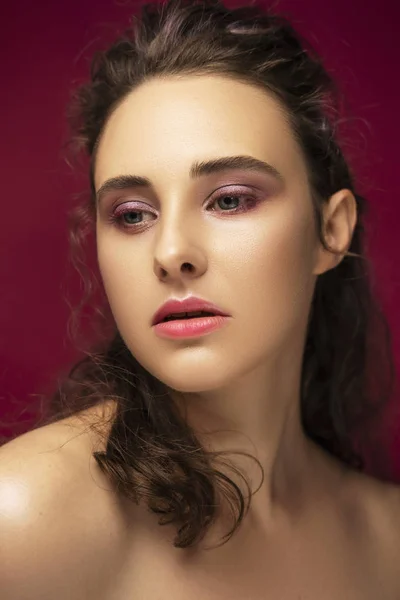Morena Modelo Bonito Caucasiano Com Penteado Criativo Fundo Escuro Rosa — Fotografia de Stock