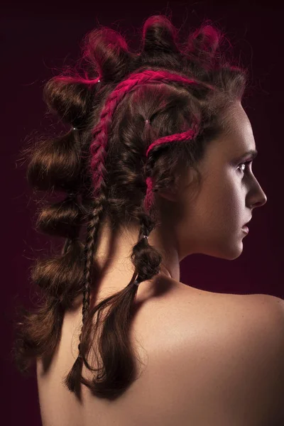 Morena Modelo Lindo Caucásico Con Peinado Creativo Con Hebras Color —  Fotos de Stock