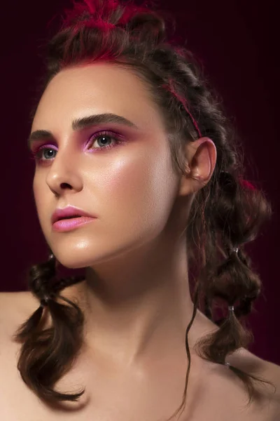 Brunett Kaukasiska Söt Modell Med Kreativ Frisyr Med Rosa Slingor — Stockfoto