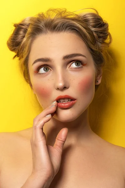 Cute Blonde Model Flawless Skin Creative Colorful Make Bright Yellow — Stock Photo, Image