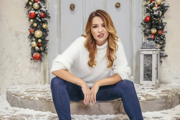 Bonito Mulher Size Perto Casa Que Coberto Guirlandas Decorações Natal — Fotografia de Stock