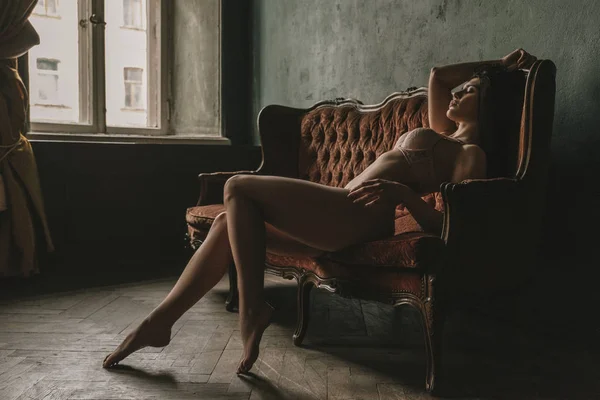 Sexy Passen Brunette Vrouw Ondergoed Luxe Retro Interieur Thuis — Stockfoto