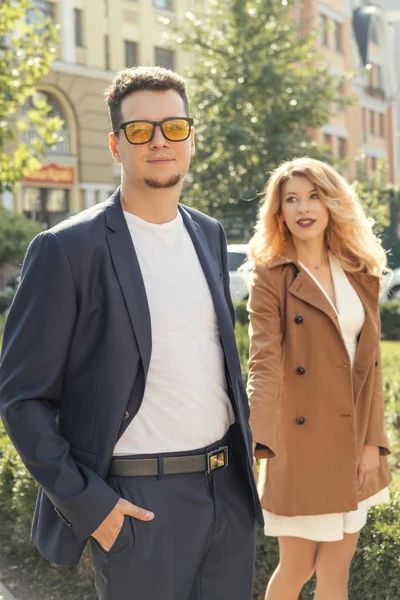 Linda Pareja Joven Paseo Por Ciudad Europea Vacaciones Día Verano —  Fotos de Stock