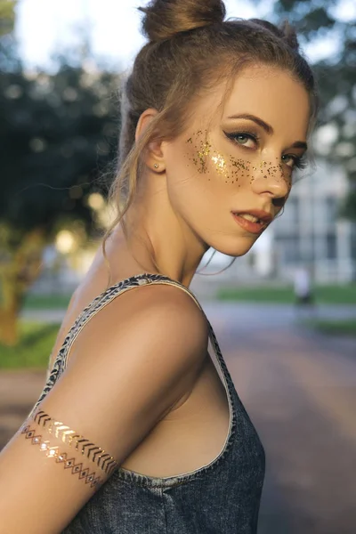 Leuke Sexy Vrouw Jeans Algemene Outfit Met Sproeten Glitter Make — Stockfoto