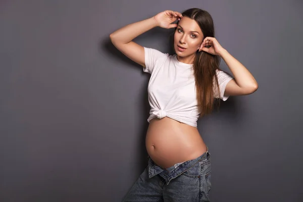 Sexy Brunetka Kobieta Ciąży Długimi Włosami Dżinsy Biały Shirt Stojący — Zdjęcie stockowe