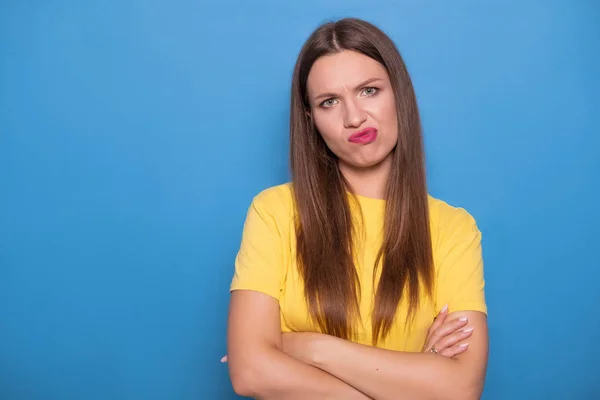 Nette Brünette Frau Mit Langen Haaren Posiert Gelbem Shirt Auf — Stockfoto