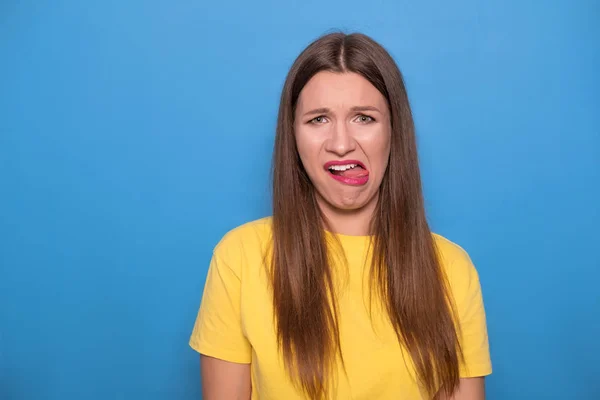 Nette Brünette Frau Mit Langen Haaren Posiert Gelbem Shirt Auf — Stockfoto