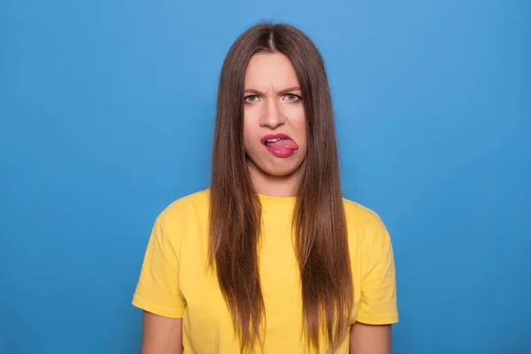 Nette Brünette Frau Mit Langen Haaren Posiert Gelbem Shirt Auf — Stockfoto