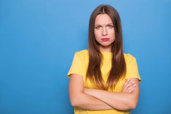 Cute Brunetka Kobieta Długimi Włosami Pozowanie Żółtym Shirt Niebieskim Tle — Zdjęcie stockowe