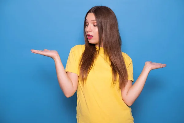 Nette Brünette Frau Mit Langen Haaren Posiert Gelbem Shirt Auf — Stockfoto