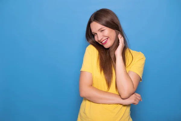 Carino Donna Bruna Con Capelli Lunghi Posa Shirt Gialla Uno — Foto Stock