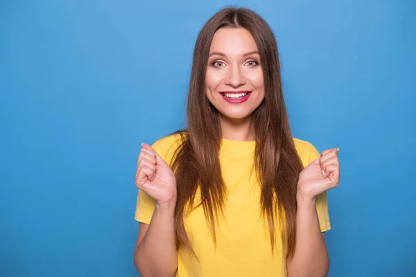 Söt Brunett Kvinna Med Långt Hår Poserar Gul Shirt Blå — Stockfoto