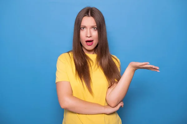 Nette Brünette Frau Mit Langen Haaren Posiert Gelbem Shirt Auf — Stockfoto