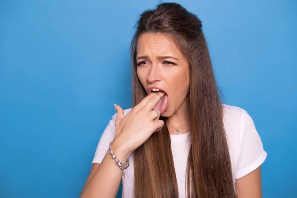 Ładna Brunetka Kobieta Długimi Włosami Pozowanie Shirt Biały Niebieskim Tle — Zdjęcie stockowe