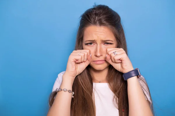 Nette Brünette Frau Mit Langen Haaren Posiert Weißem Shirt Auf — Stockfoto