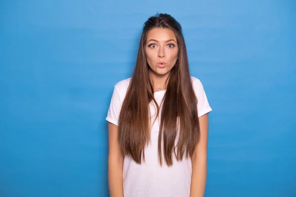 Mulher Morena Bonito Com Cabelos Longos Posando Shirt Branca Fundo — Fotografia de Stock