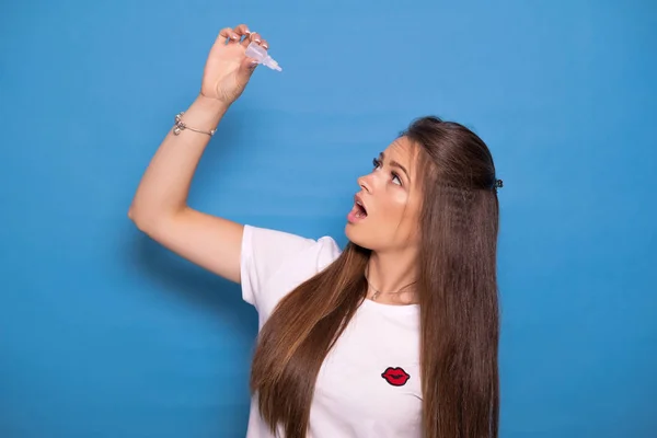 Mulher Morena Bonito Com Cabelos Longos Posando Shirt Branca Fundo — Fotografia de Stock