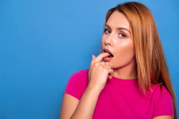 Sexy Size Model Mit Langen Roten Haaren Rosa Shirt Auf — Stockfoto