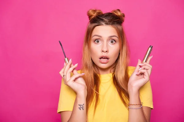 Sexy Frau Mit Langen Haaren Gelbem Shirt Auf Rosa Hintergrund — Stockfoto