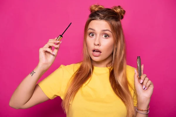 Sexy Frau Mit Langen Haaren Gelbem Shirt Auf Rosa Hintergrund — Stockfoto