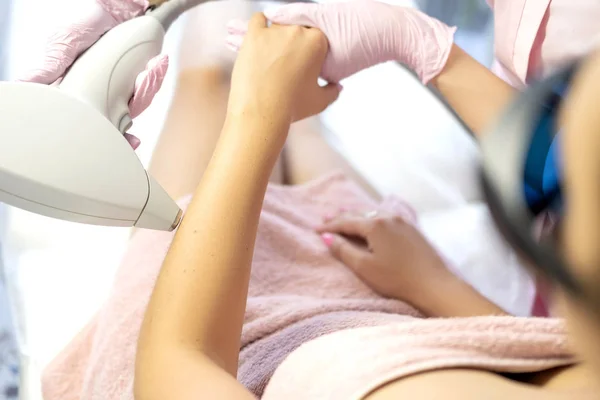 Ärztin Kosmetologin Entfernen Von Haaren Von Einer Frau Client Körper — Stockfoto