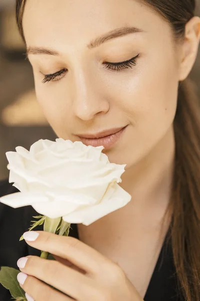 性感适合黑发白种人妇女在礼服和夹克在家里 漂亮的完美的脸 她拿着花 — 图库照片