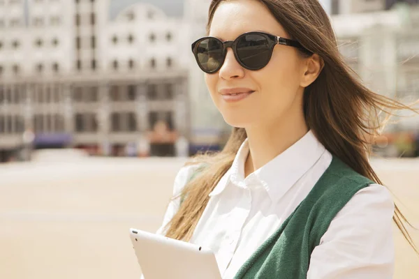 Mulher Negócios Morena Bonita Blusa Branca Jaqueta Verde Trabalhando Tablet — Fotografia de Stock