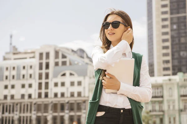 Beautiful Brunette Business Woman White Blouse Green Jacket Working Tablet — Stock Photo, Image