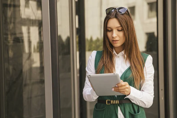 Mulher Negócios Morena Bonita Blusa Branca Jaqueta Verde Trabalhando Tablet — Fotografia de Stock