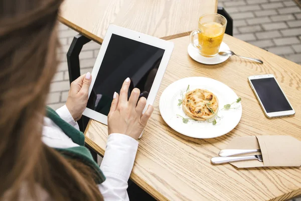 Mujer Negocios Morena Que Trabaja Como Freelancer Desde Café Terraza — Foto de Stock