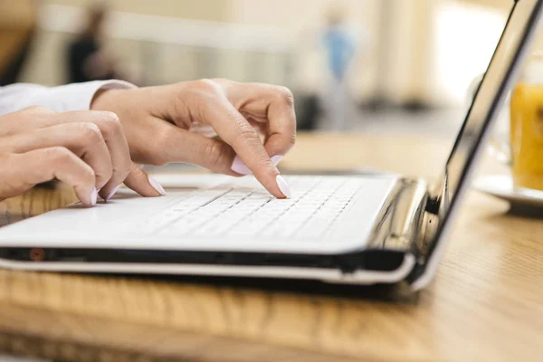 Femme Tapant Sur Clavier Ordinateur Portable Par Une Chaude Journée — Photo