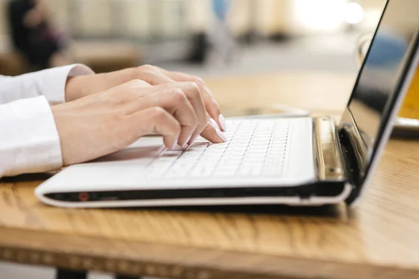 Woman Typing Laptop Keyboard Warm Sunny Day Outdoors Sitting Cafe — Stock Photo, Image