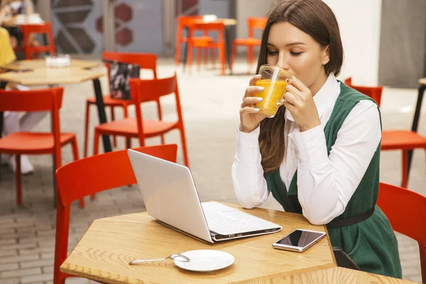 Brunette Business Woman Working Freelancer Cafe Summer Terrace She Drinks — Stock Photo, Image