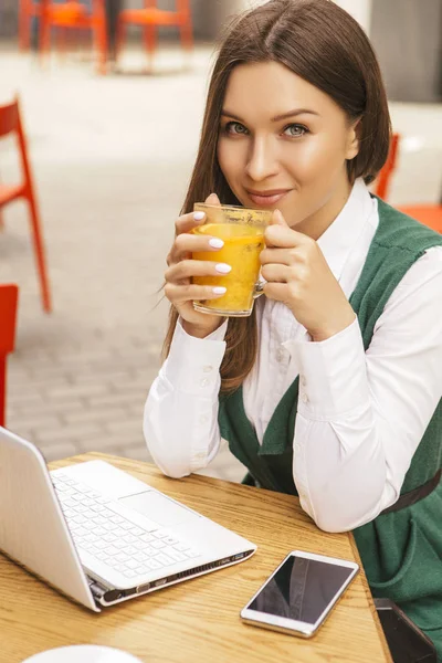 Brunette Business Woman Working Freelancer Cafe Summer Terrace She Drinks — Stock Photo, Image