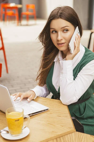 Brunette Business Woman Working Freelancer Cafe Summer Terrace She Drinks — Stock Photo, Image