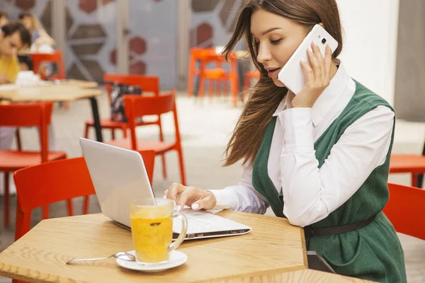 Brunette Business Woman Working Freelancer Cafe Summer Terrace She Drinks — Stock Photo, Image