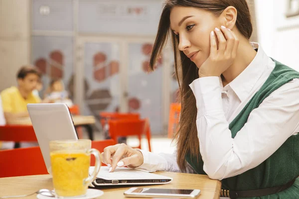 Brunette Business Woman Working Freelancer Cafe Summer Terrace She Drinks — Stock Photo, Image