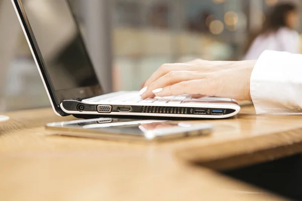 Woman Typing Laptop Keyboard Warm Sunny Day Outdoors Sitting Cafe — Stock Photo, Image