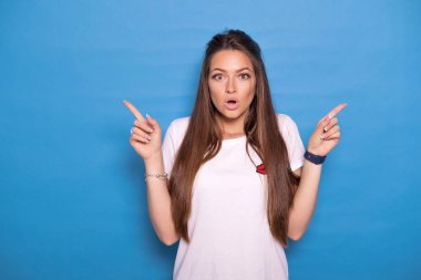 Uzun saçlı sevimli esmer kadın beyaz t-shirt poz bir 