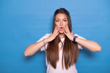 Uzun saçlı sevimli esmer kadın beyaz t-shirt poz bir 