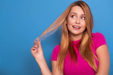 Bir blu pembe t-shirt uzun kırmızı saçlı seksi artı boyutu modeli