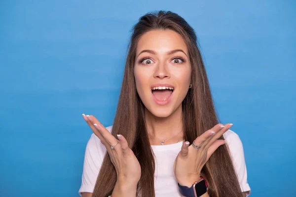 Mulher morena bonito com cabelos longos posando em t-shirt branca em um — Fotografia de Stock