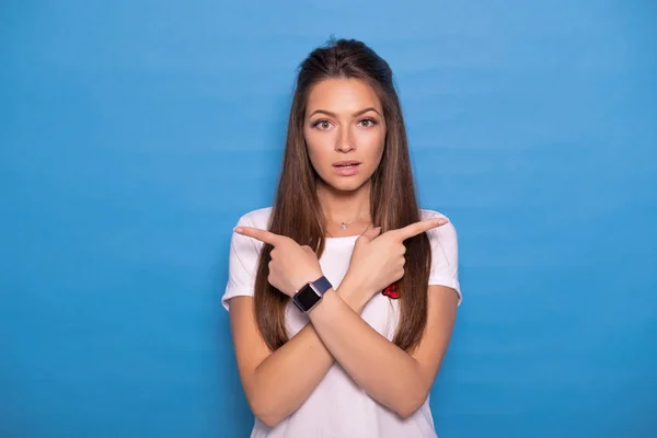 Cute brunette woman with long hair posing in white t-shirt on a — Stock Photo, Image