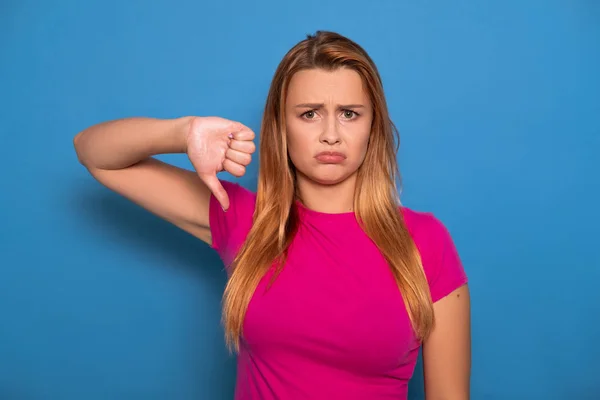 Sexy Plus Size Model mit langen roten Haaren in rosa T-Shirt auf einem Blu — Stockfoto