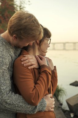 Bir da rahat kıyafetli erkek ve kadın Sevimli kırmızı saçlı çift