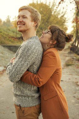 Bir da rahat kıyafetli erkek ve kadın Sevimli kırmızı saçlı çift