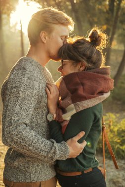 Bir da rahat kıyafetli erkek ve kadın Sevimli kırmızı saçlı çift