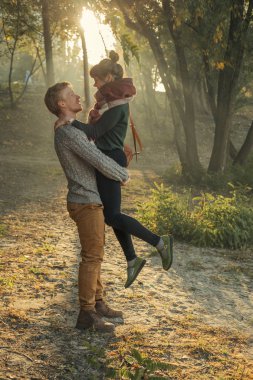 Bir da rahat kıyafetli erkek ve kadın Sevimli kırmızı saçlı çift