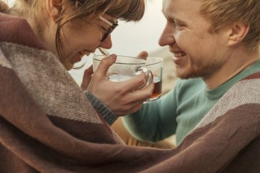 Bir da rahat kıyafetli erkek ve kadın Sevimli kırmızı saçlı çift